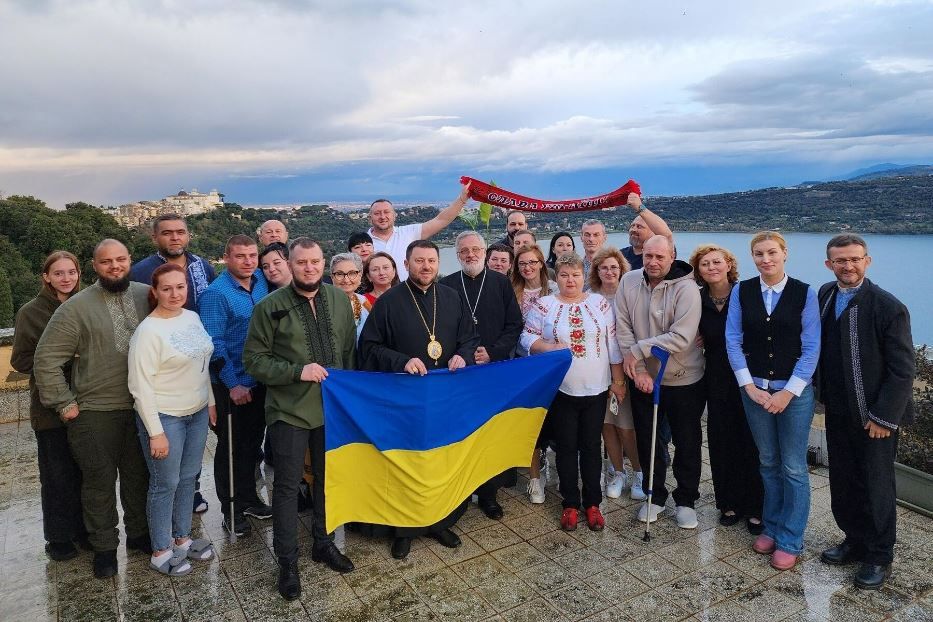 Il cardinale Mykola Bychok con la bandiera dell'Ucraina, suo Paese d'origine - Catholicukes.au