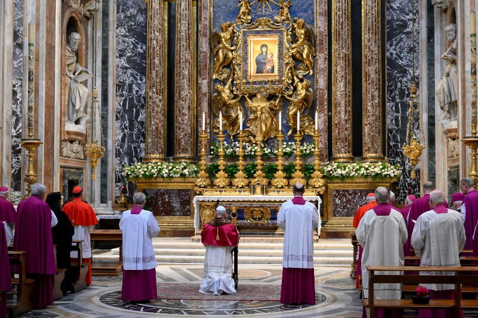 Papa Leone prega davanti all'icona mariana della Basilica di Santa Maria Maggiore a Roma - Ansa
