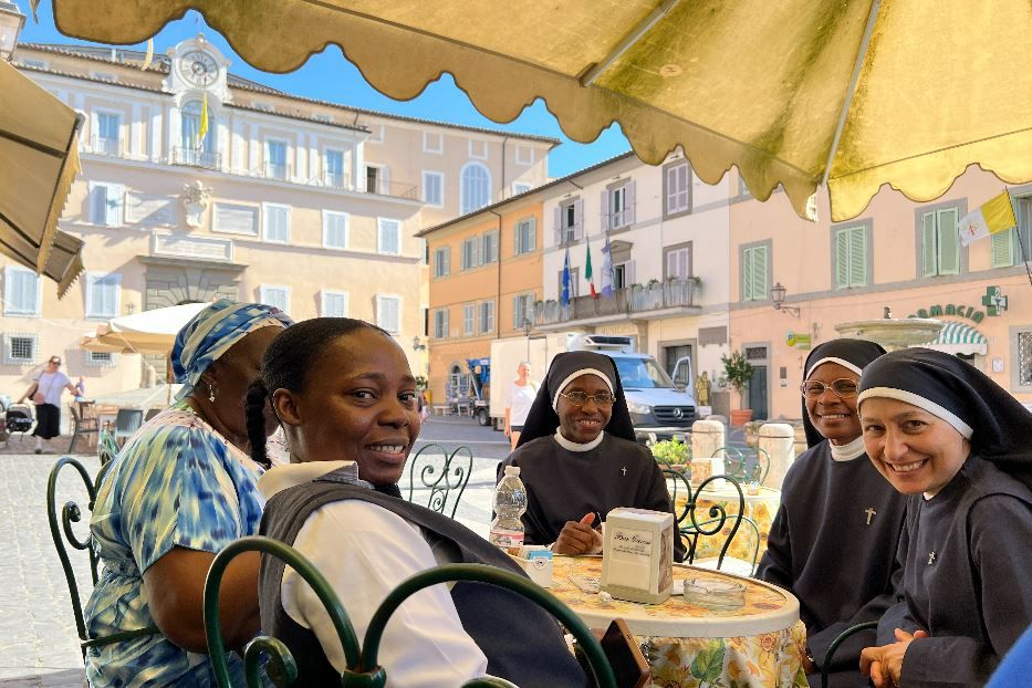 L'attesa del Papa nella piazza centrale di Castel Gandolfo di fronte al Palazzo Pontificio - Avvenire