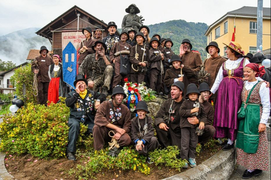 Omaggio monumento piccolo spazzacamino - Raduno Internazionale dello Spazzacamino 2022 - Maurizio Besana