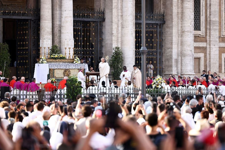 La benedizione eucaristica di Leone XIV davanti alla Basilica di Santa Maria Maggiore - Reuters