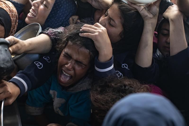 Calca a Khan Yunis durante una distribuzione del cibo - Ansa