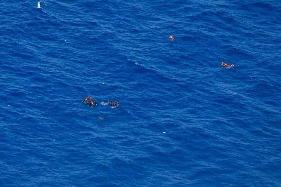 I migranti caduti in mare durante il soccorso del mercantile - Sea Watch