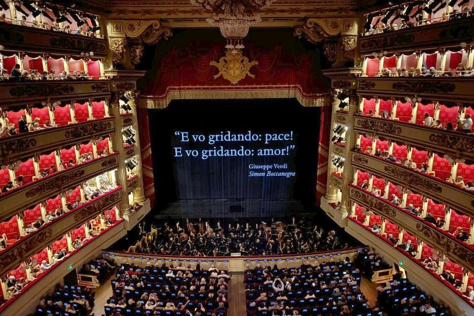 La scritta per la pace al teatro alla Scala di Milano prima della rappresentazione di “Sigfrido” - Gambassi