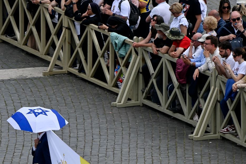 Anche la bandiera d'Israele in piazza San Pietro per il primo Regina Coeli di papa Leone XIV - Ansa