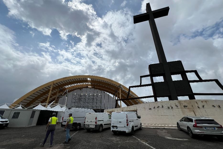 Il palco per il Papa e la croce nella spianata di Tor Vergata dove è atteso un milione di ragazzi per il Giubileo dei giovani - Avvenire