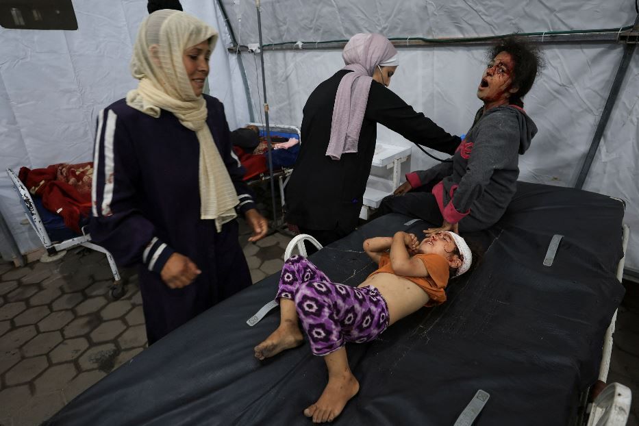 Bimbi feriti dopo i bombardamenti israeliani su Gaza - .