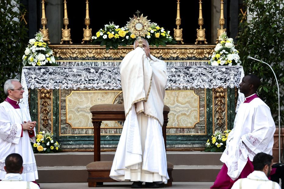 La benedizione eucaristica di Leone XIV davanti alla Basilica di Santa Maria Maggiore - Reuters