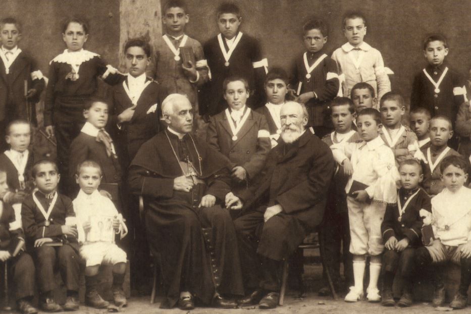 Bartolo Longo all’età di 70 anni con i ragazzi dell’orfanotrofio che hanno ricevuto la Prima Comunione e la Cresima - Agenzia Romano Siciliani