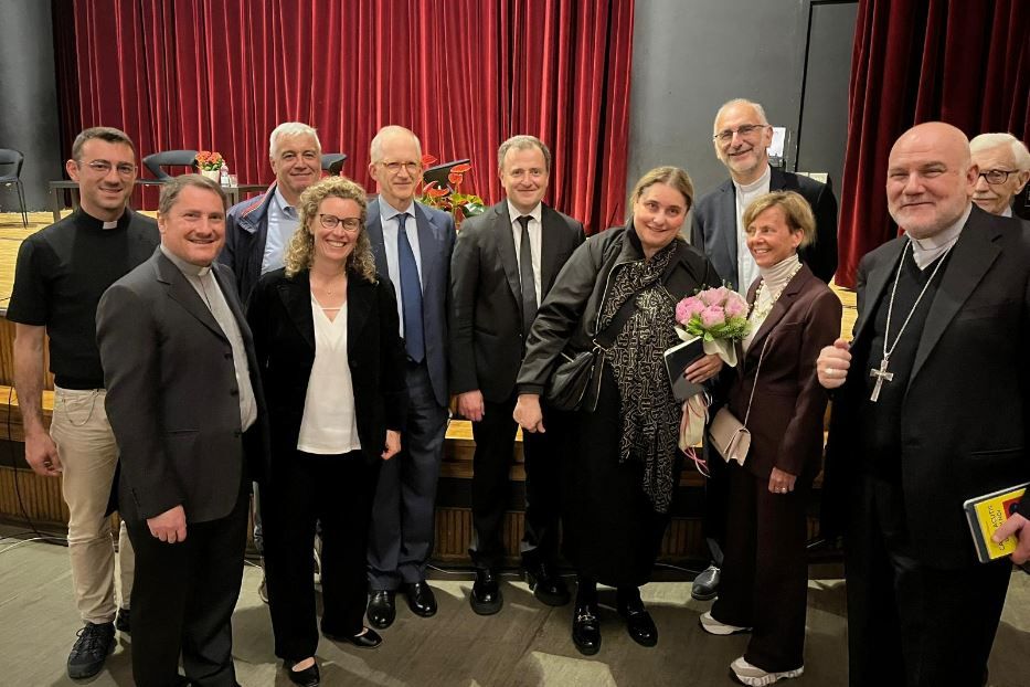 Milano, Istituto Leone XIII: foto di gruppo con i genitori di Carlo Acutis, Andrea e Antonia, e il vescovo ausiliare di Napoli, Francesco Beneduce - foto Lorenzo Pellegrinelli