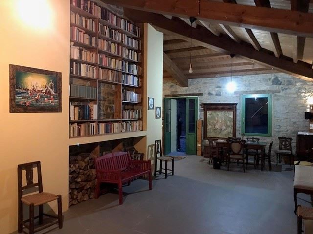 Uno dei edifici in pietra ristrutturato