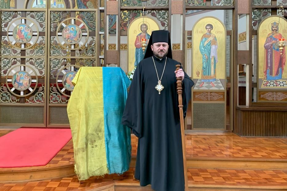 Il cardinale Mykola Bychok in chiesa con la bandiera dell'Ucraina, suo Paese d'origine - Catholicukes.au