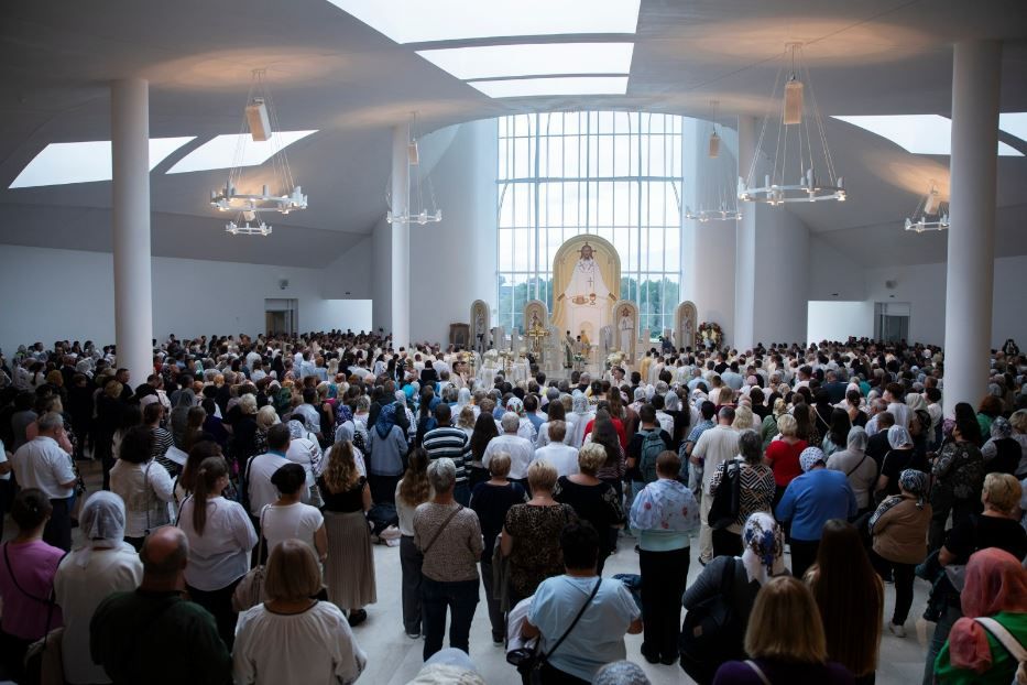 Il santuario gremito di fedeli e pellegrini in occasione della consacrazione del santuario sorto a Starunya - foto Ugcc.ua