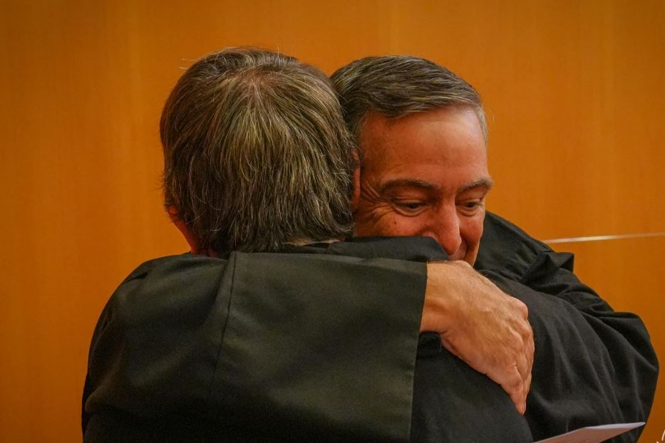 Lo statunitense padre Joseph Farrell, nuovo priore generale degli agostiniani, abbraccia il predecessore padre Moral - augustinianorder.org