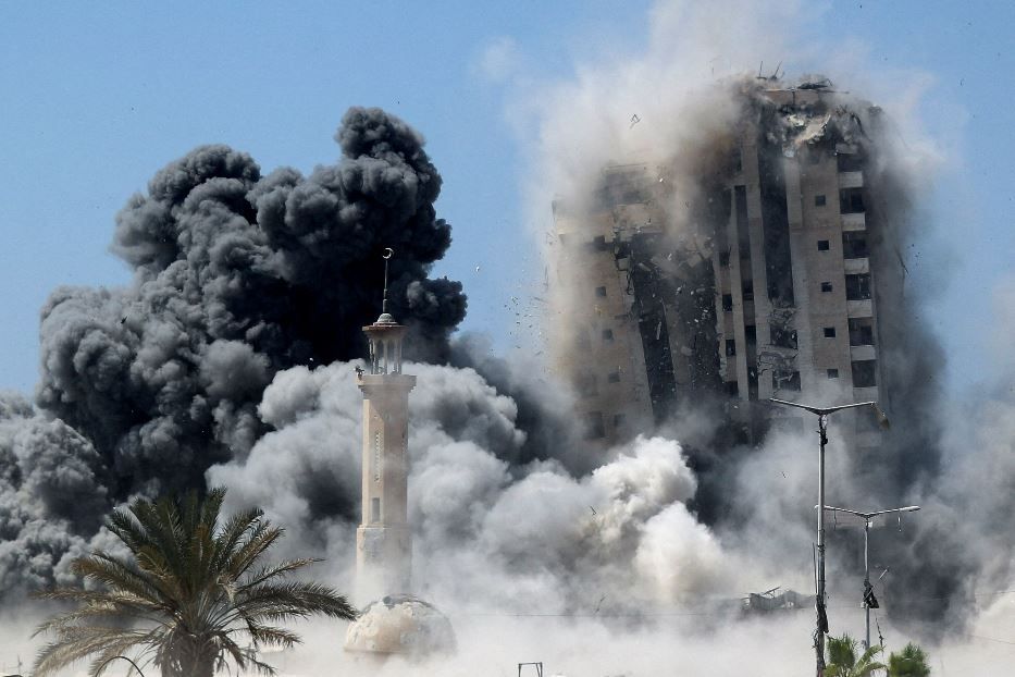 L’abbattimento della Torre Mushtaha a Gaza City: uno dei pochi edifici che ospitavanole famiglie in fuga dai settori occidentali della città - Reuters