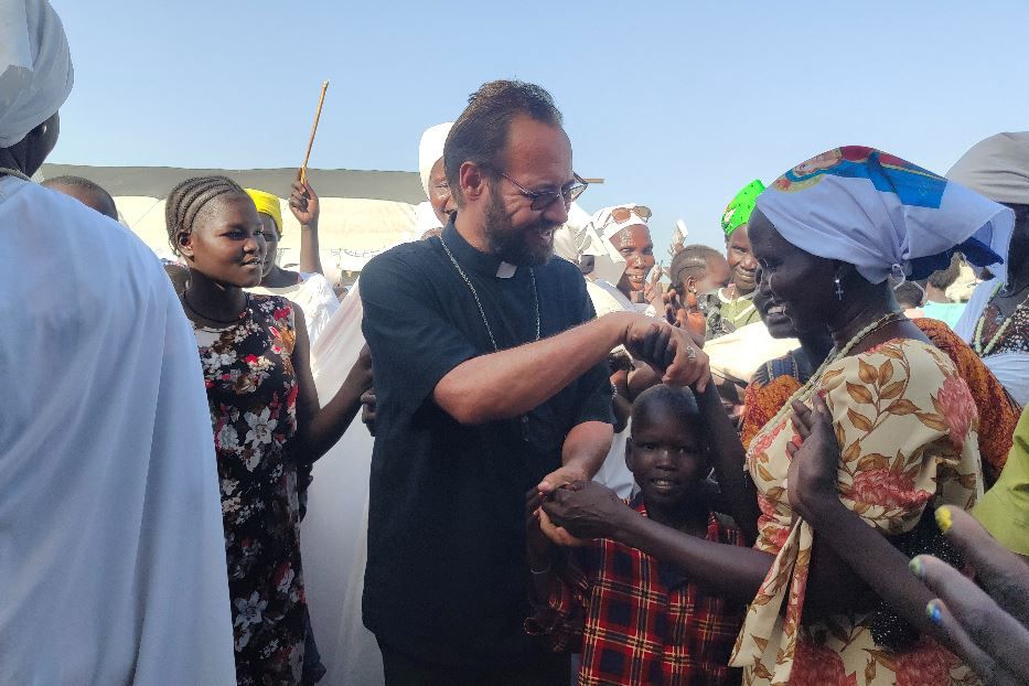 Il vescovo Christian Carlassare, a cui è stata affidata la nuova diocesi di Bentiu nel luglio del 2024. Lui stesso vittima di un attentato nel 2021 a Rumbek - A. Pozzi