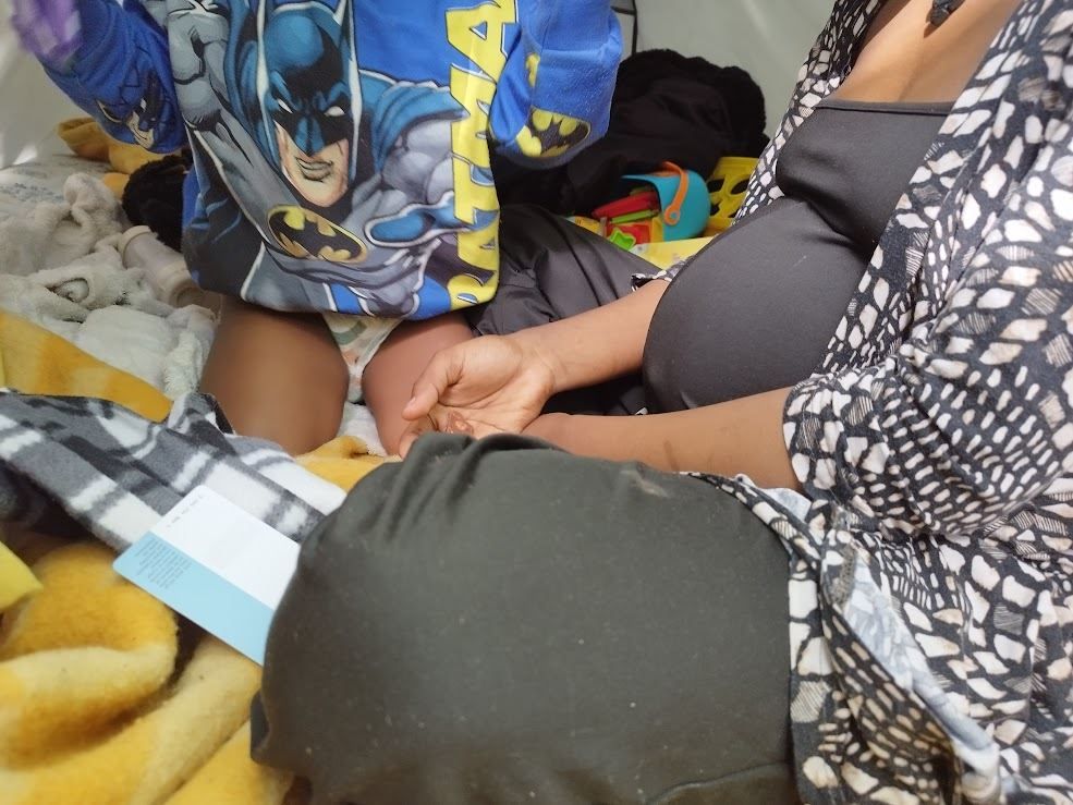 Una mamma incinta con i bambini nella juncle di Calais - Francesca Ghirardelli