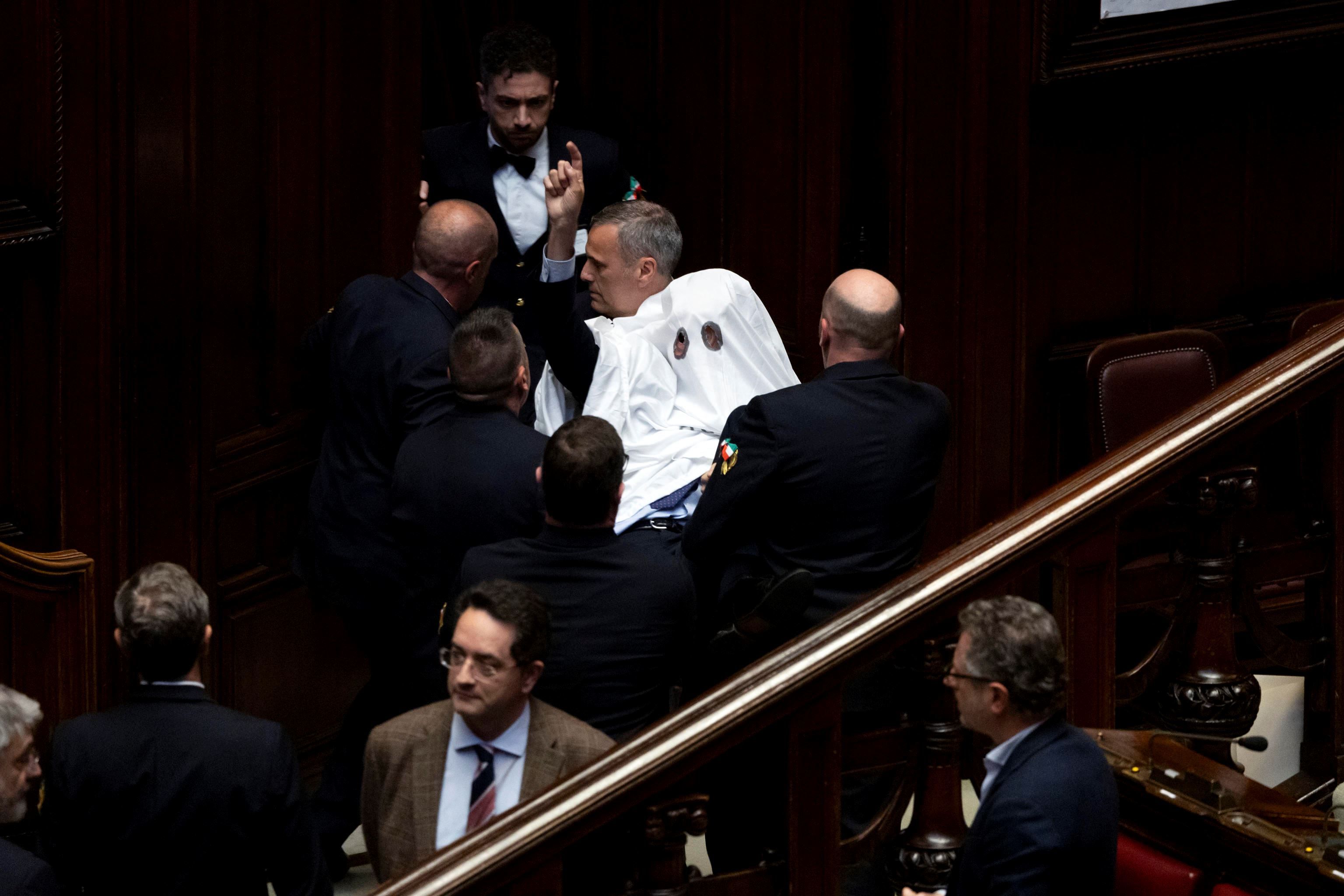 Riccardo Magi, leader di +Europa, travestito da fantasma per protesta sul silenzio mediatico relativo ai referendum, viene espulso dal Parlamento - Ansa