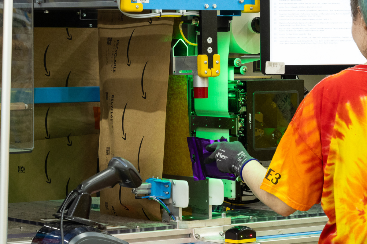 La tecnologia di impacchettamento automatico di Amazon - Amazon