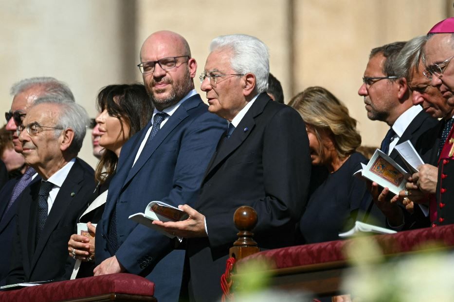 Il presidente della Repubblica, Sergio Mattarella, alla Messa in piazza San Pietro per la canonizzazione di Pier Giorgio Frassati e Carlo Acutis - Ansa