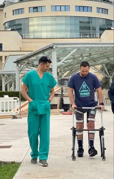 Il team del San Raffaele di Milano con i pazienti - Ufficio stampa San Raffaele