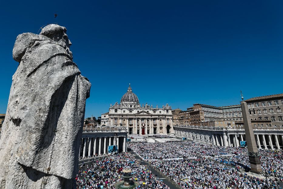 Fedeli in Piazza San Pietro a Roma - Ansa