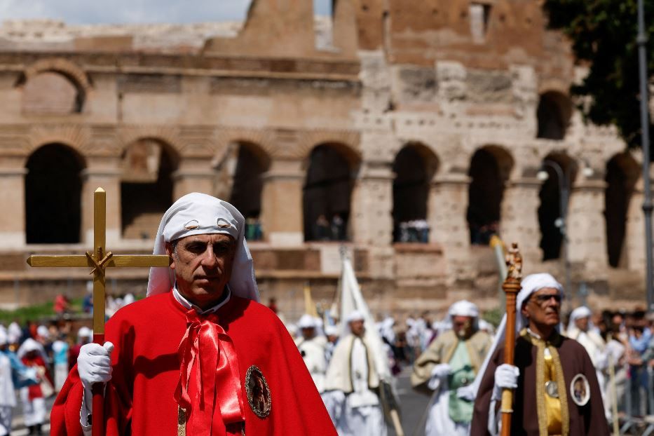La processione delle Confraternite di tutto il mondo nel centro di Roma per il Giubileo delle Confraternite - Reuters