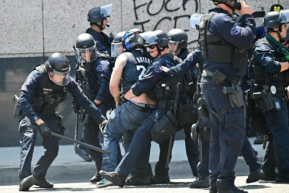 La polizia di Los Angeles effettua un arresto - ANSA