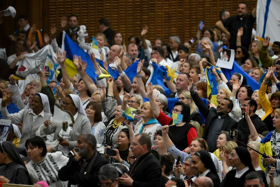 Un gruppo di pellegrini dell’Ucraina durante l’udienza del Giubileo delle Chiese orientali con papa Leone - Vatican Media-Ansa