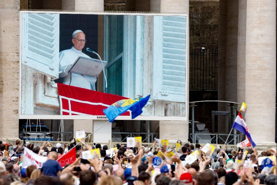 Leone XIV durante l'Angelus in piazza San Pietro in cui ha rilanciato il suo forte appello alla pace - Ansa
