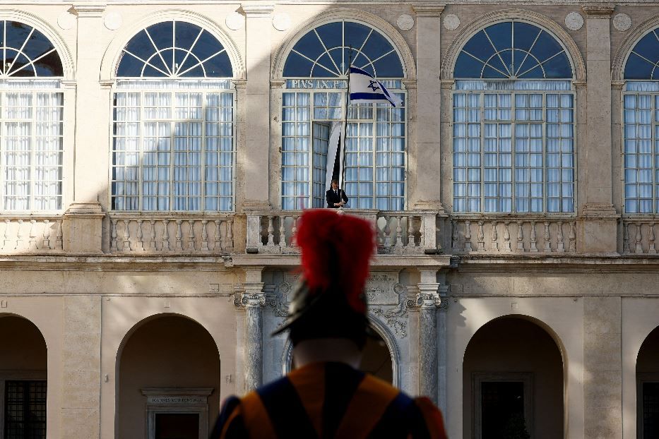 La bandiera d'Israele nel cortile di San Damaso in Vaticano - Ansa