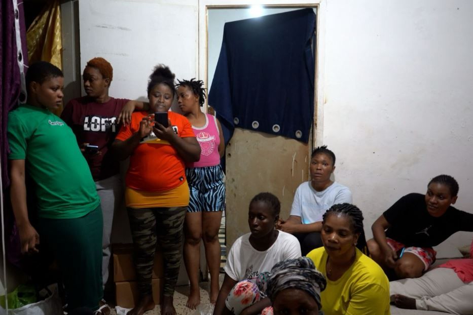 Un gruppo di lavoratrici di origini africane stipate in una stanza di un’agenzia di reclutamento - .