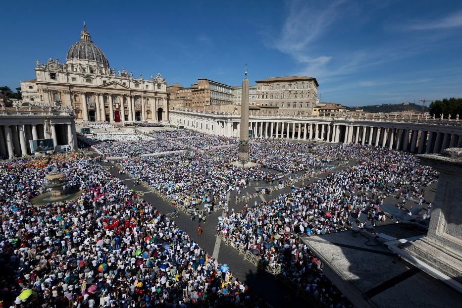 La folla che riempie piazza San Pietro per la canonizzazione di Pier Giorgio Frassati e Carlo Acutis - Ansa