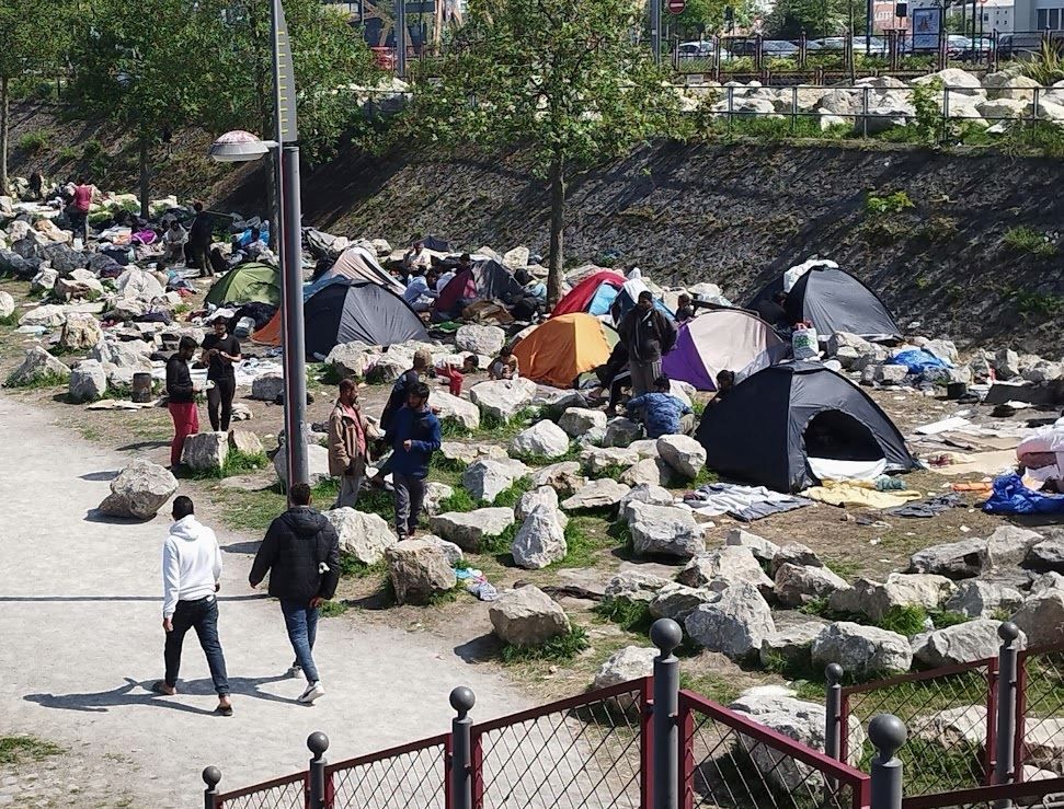 Le tende lungo il canale al quai de la Gironde, dove si accampano soprattutto kwaitiani, iracheni, siriani - Francesca Ghirardelli