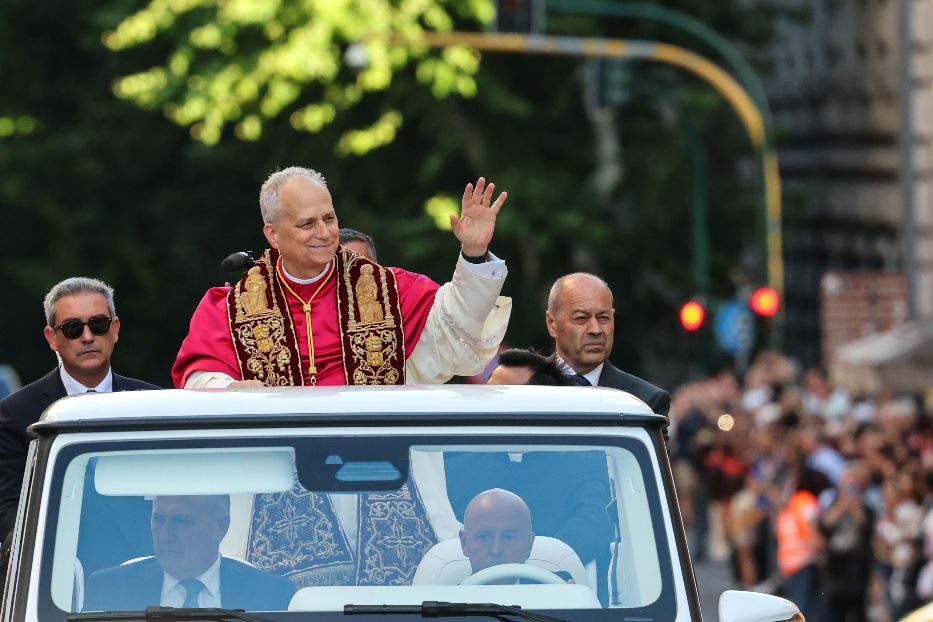 Papa Leone lungo le strade di Roma - Ansa
