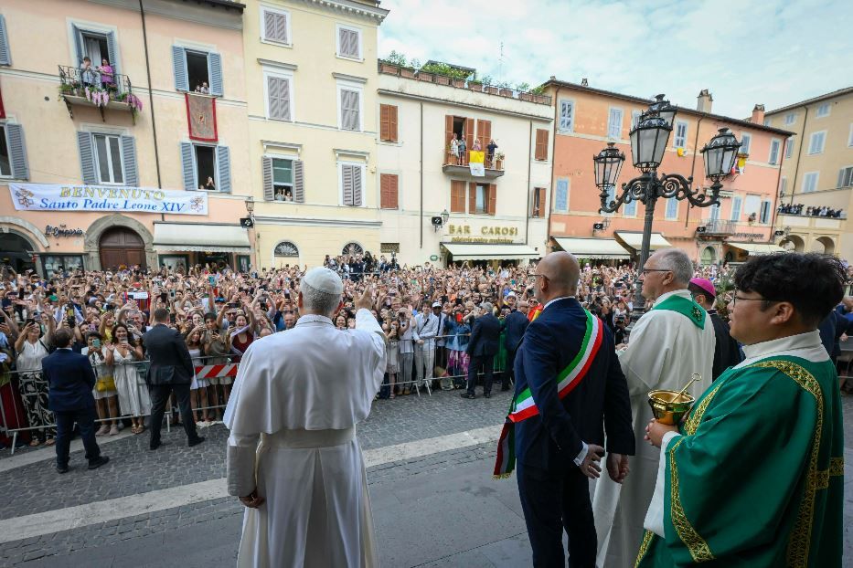 Leone XIV saluta la folla prima della Messa nella parrocchia pontificia a Castel Gandolfo - Ansa