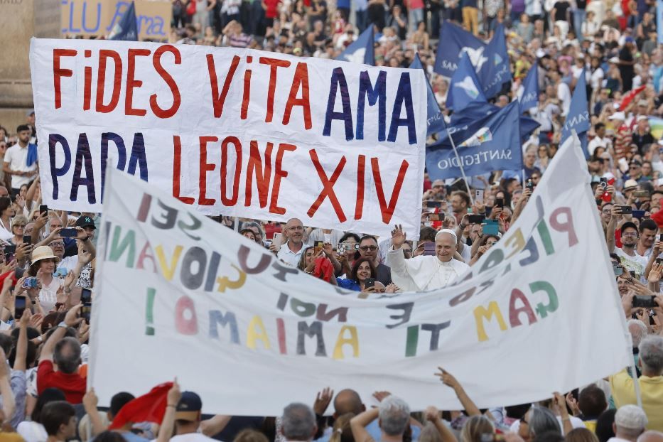 La veglia di Pentecoste in piazza San Pietro per il Giubileo di movimenti e associazioni - Ansa