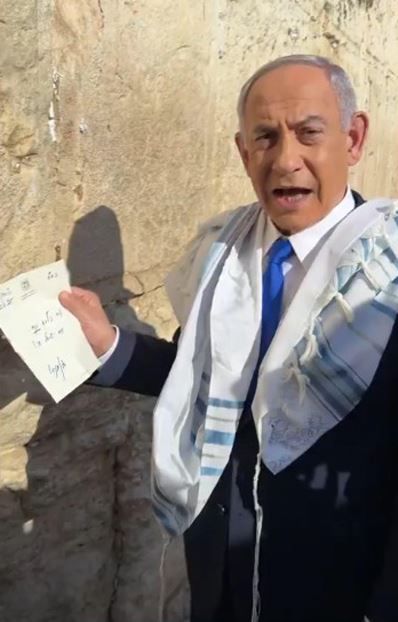 Il premier israeliano prega al muro del pianto per il presidente americano Trump - Ansa