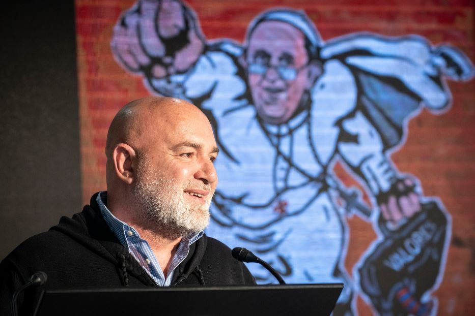 L'artista Maupal (Mauro Pallotta) al convegno Cei, dietro di lui una delle sue celebri opere di street art - Foto Alessio Romenzi