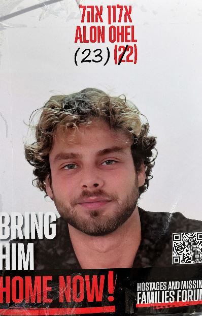 Una delle locandine con il volto di uno degli ostaggi: «Riportatelo a casa», recita - Ansa