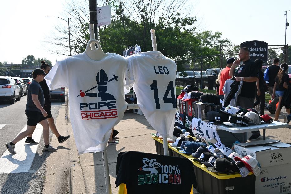 A Chicago vanno a ruba gadget e magliette dei White Sox in onore di papaLeone XIV - Reuters