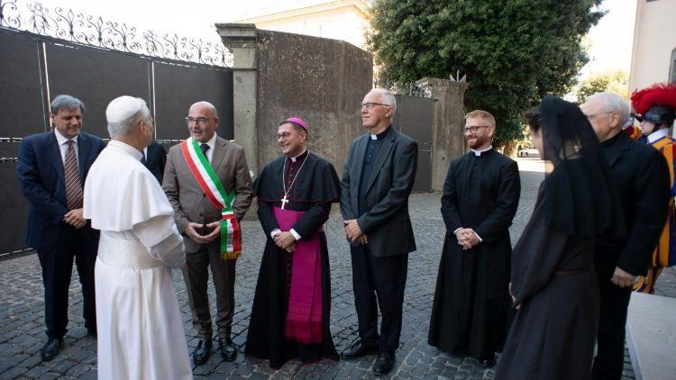 I saluti del Papa all'arrivo a Villa Barberini a Castel Gandolfo dove trascorrerà il periodo di riposo - Vatican Media
