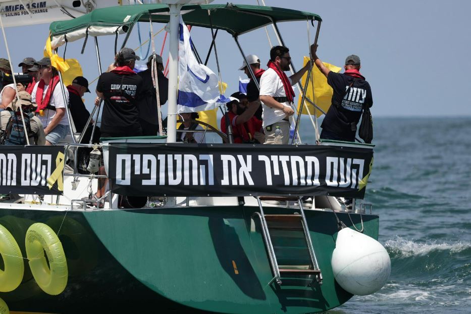 Una delle imbarcazioni della flottiglia, davanti alla costa di Gaza - Aron Gilboa (Forum famiglie degli ostaggi)