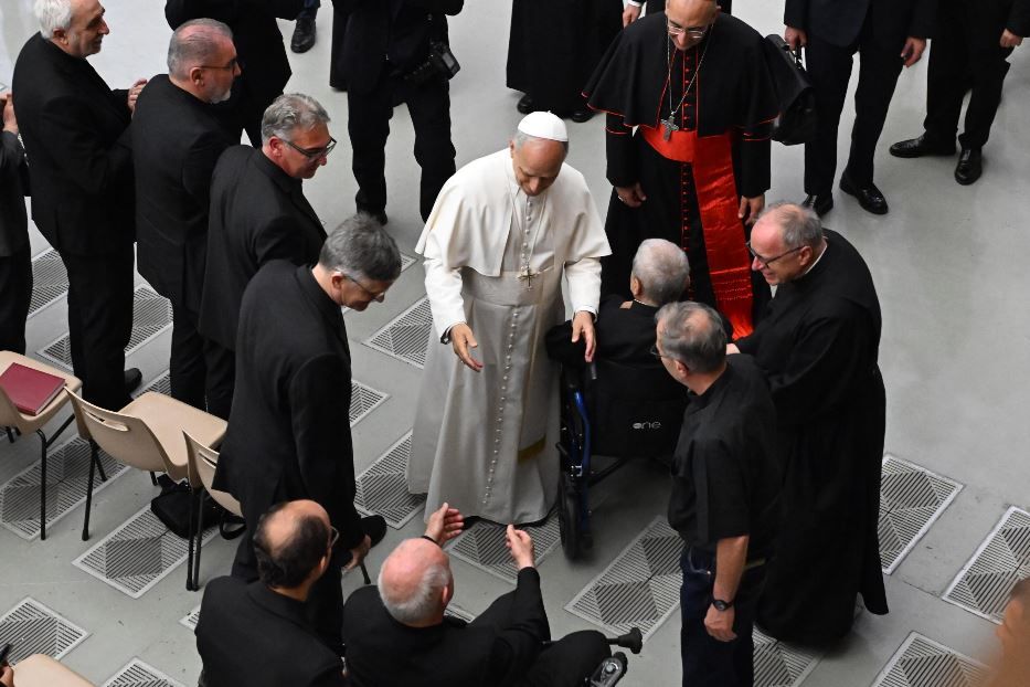 Il Papa con il clero della diocesi di Roma durante l'udienza nell'Aula Paolo VI - Ansa