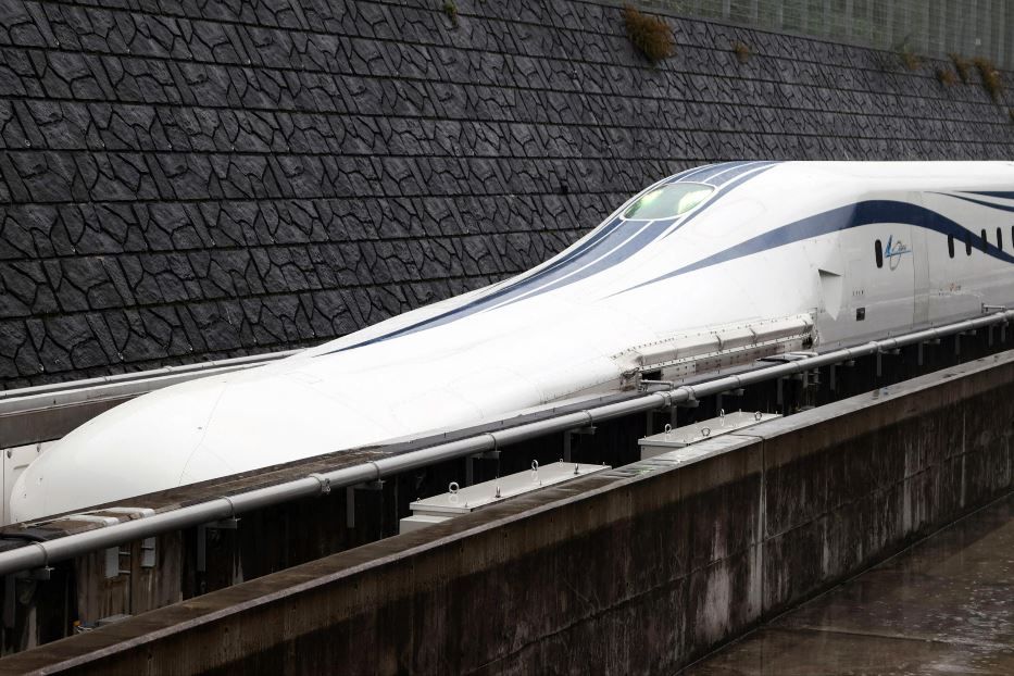 Un nuovo treno a levitazione magnetica a Tsuru, nella prefettura di Yamanashi, in Giappone - ANSA