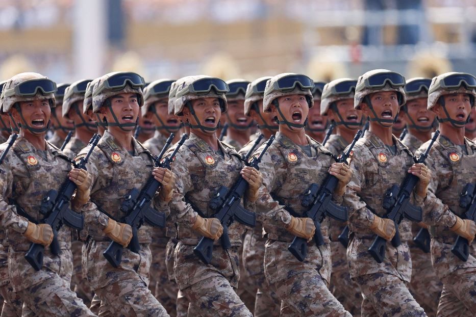 Militari cinesi in marcia durante la parata organizzata dal governo di Pechino per celebrare gli 80 anni della fine della Seconda guerra mondiale - Reuters