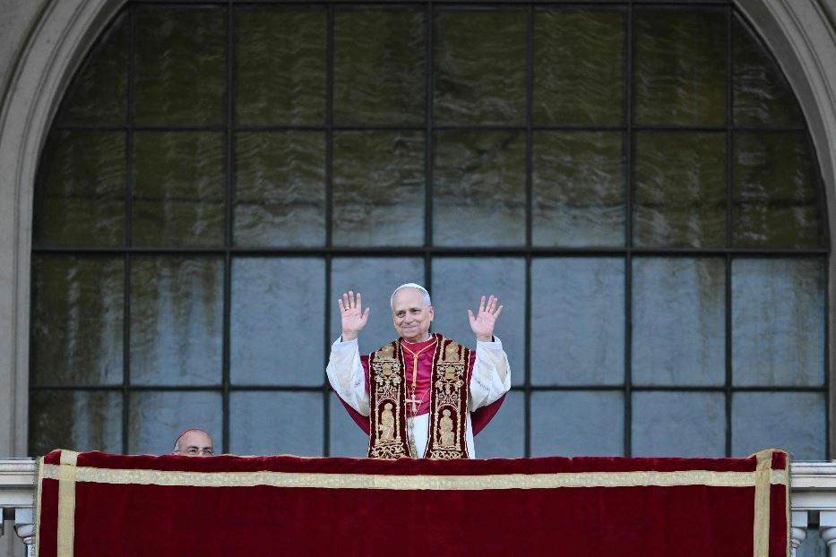 Papa Leone si affaccia dalla Basilica di San Giovanni in Laterano per salutare la folla - Ansa
