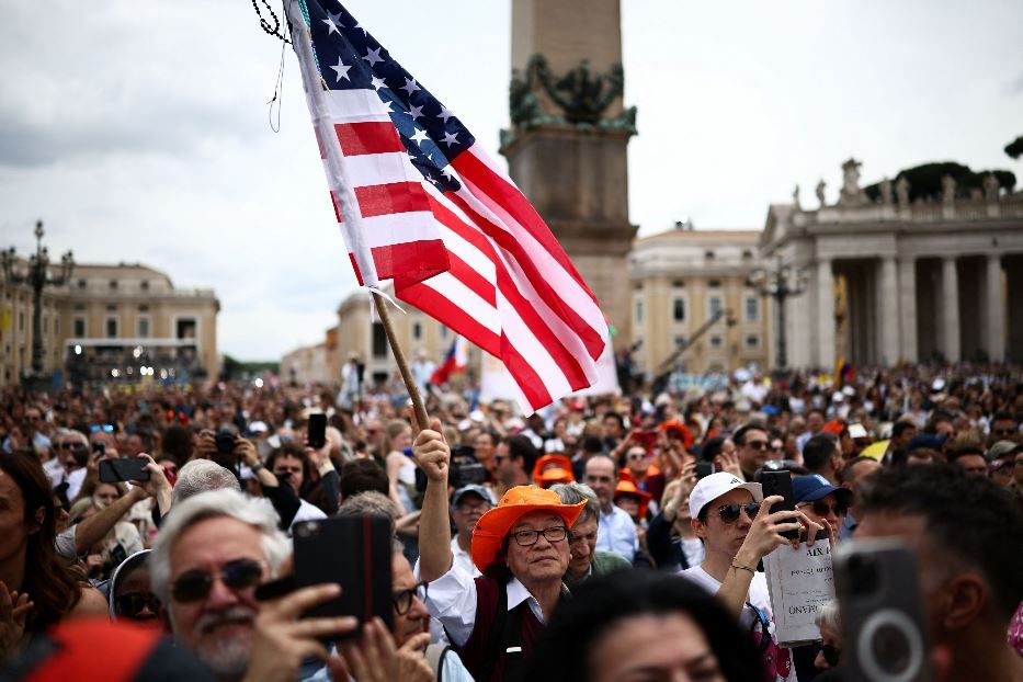 I pellegrini degli Usa, Paese natale del Papa, in piazza San Pietro per il primo Regina Coeli di papa Leone XIV - Reuters
