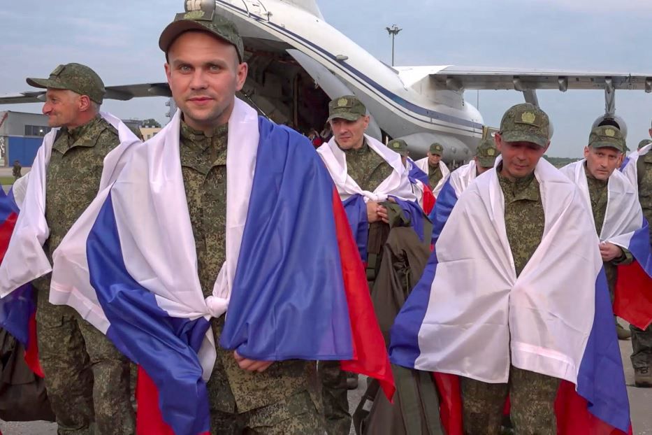 Un gruppo di prigionieri di guerra russi rilasciati a giugno dopo l’ennesimo scambio siglato con l’Ucraina - Ansa