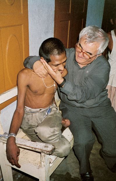 Con uno dei "fratellini": "Nessuno va lasciato indietro" - Papa Giovanni XXIII